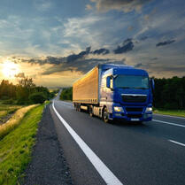 Transport Routier Notre service de transport routier assure une couverture locale, nationale et internationale pour tous types de marchandises. Grâce à un réseau fiable de partenaires et une flotte adaptée, nous proposons des solutions flexibles en camion complet (FTL) ou e